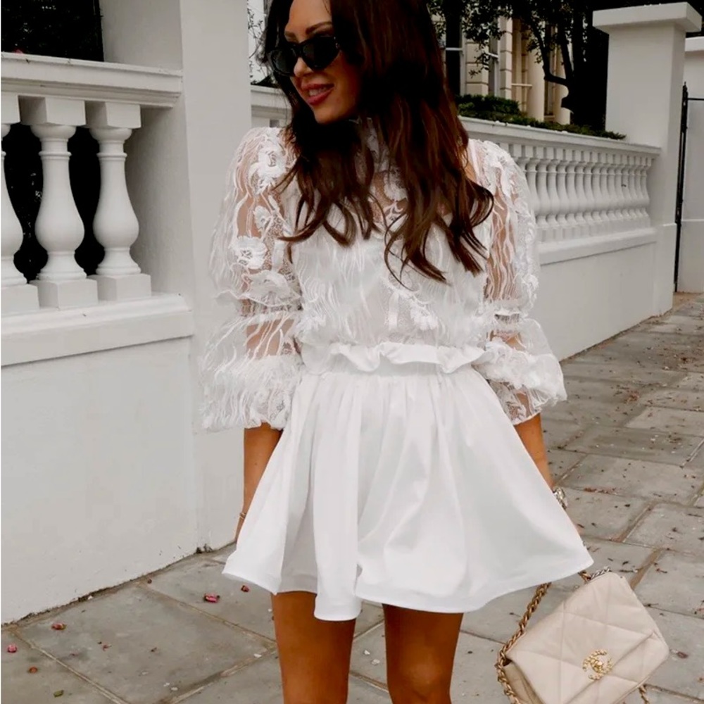 NWT - LORNA LUXE WHITE 'TILLY' FRILL HEM SHORTS